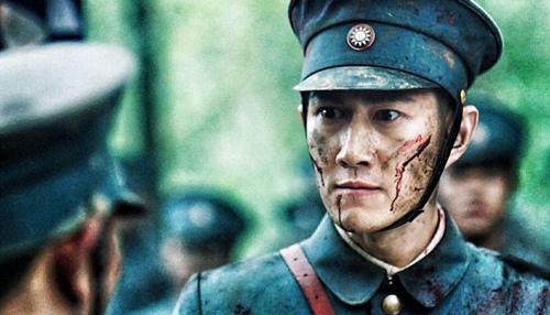 何明翰《爱人》热拍 晒挂彩自拍笑称被酒店嫌弃