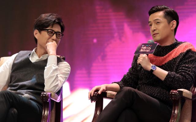 胡歌靳东示范在严肃场合秀恩爱：我们一直很硬