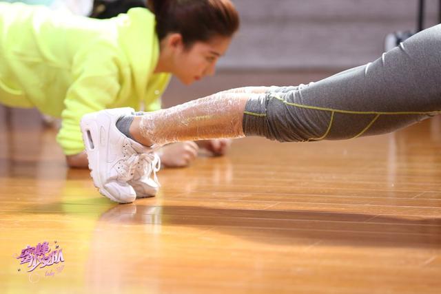 “蜜蜂少女”秀美腿隔屏喊话 不惧挑战不留遗憾