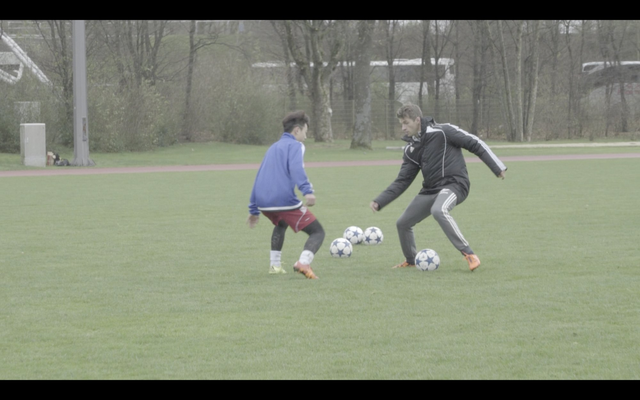 郝海东单挑穆勒惨败 绿茵少年集体签曼联