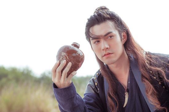 从花美男到老干部 “出逃者”严屹宽为自己活