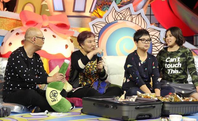 老人沉迷保健品认药贩做干儿 女儿求助孟非