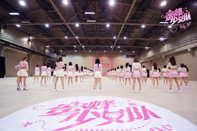 “蜜蜂少女”秀美腿隔屏喊话 不惧挑战不留遗憾