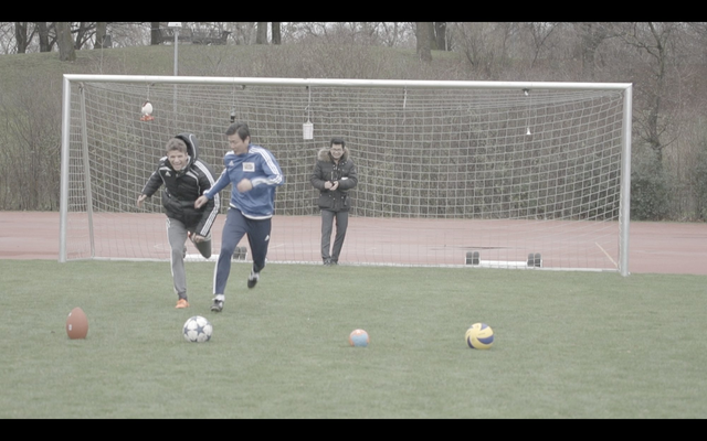 郝海东单挑穆勒惨败 绿茵少年集体签曼联