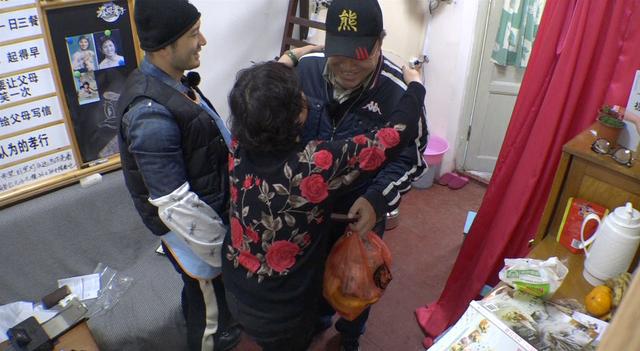 黄爸空降《旋风孝子》 惨遭黄晓明母子“无视”