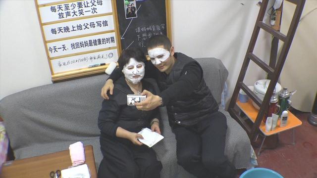 黄爸空降《旋风孝子》 惨遭黄晓明母子“无视”