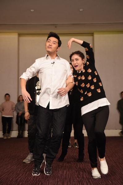 《一路上有你》首播 沙溢老挝街头讨要烤香蕉