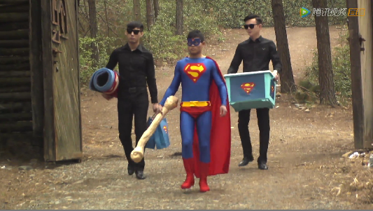 礼包解锁成功超人空降平顶 大黄成为最幸福的汪