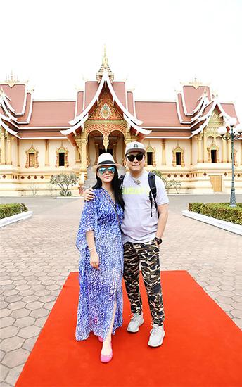 李湘长裙巧遮肉 王岳伦化身摄影师跟拍不停