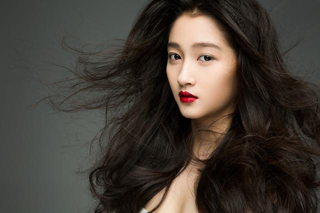 关家有女初长成 关晓彤加冕“横店公主”