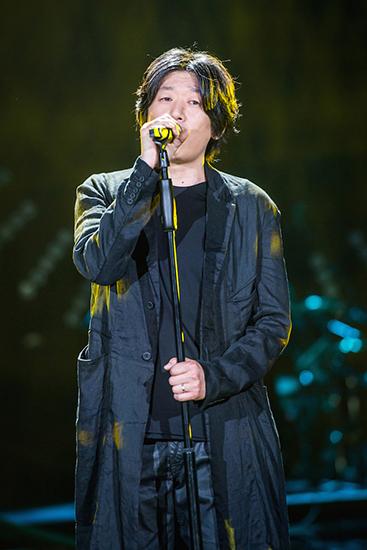 《我是歌手》老狼改编《旅途》尽显纯真摇滚心