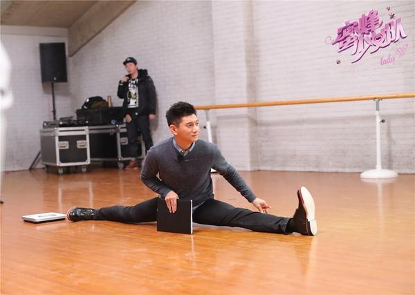 《蜜蜂》吴奇隆亲身示范一字马 柔韧度完胜少女