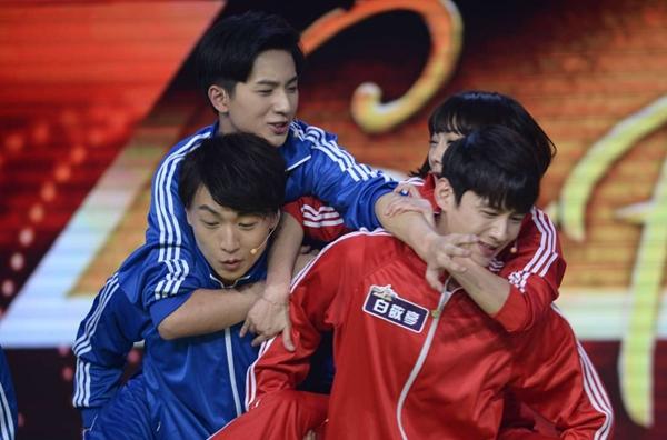 王青《大首映》主持首秀 情挑《青茫》小鲜肉