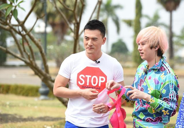 金希澈赫子铭相约马杀鸡 变身“僵硬二人组”