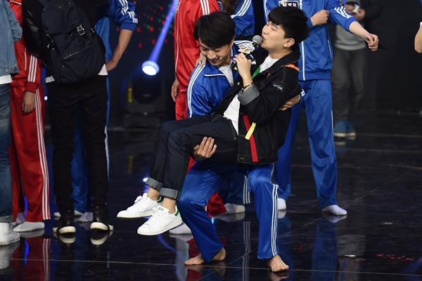 王青《大首映》主持首秀 情挑《青茫》小鲜肉