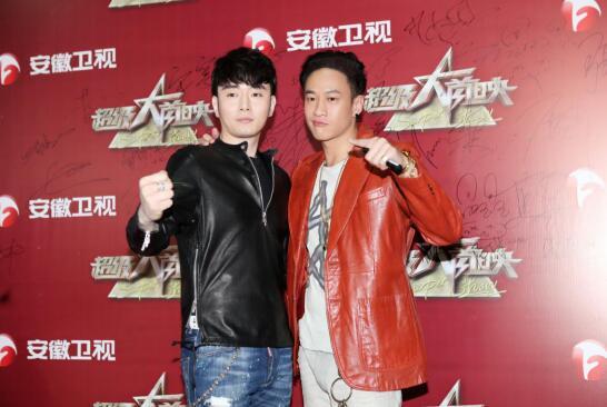 《超级大首映》李东学现场“勾引”何润东