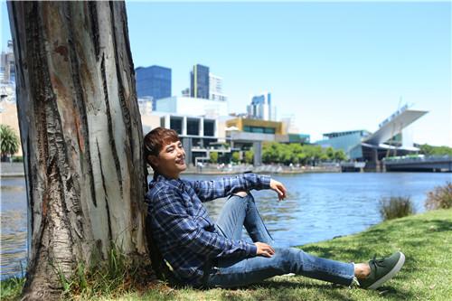 《带着爸妈2》孙坚悉尼街头索抱 连遭拒超尴尬