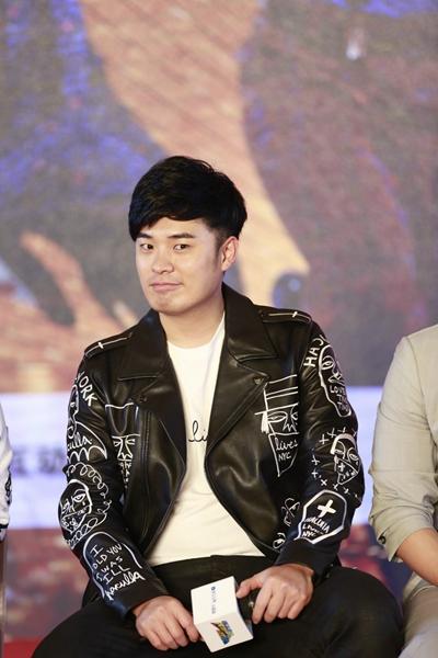 陈赫亮相《跑男》发布会 搞怪眉毛舞自侃是谐星