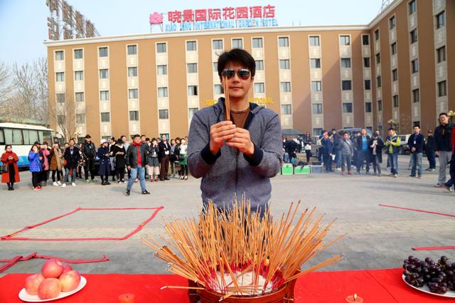 《爱归来》开机  “奶酪男神”权相佑携爱归来