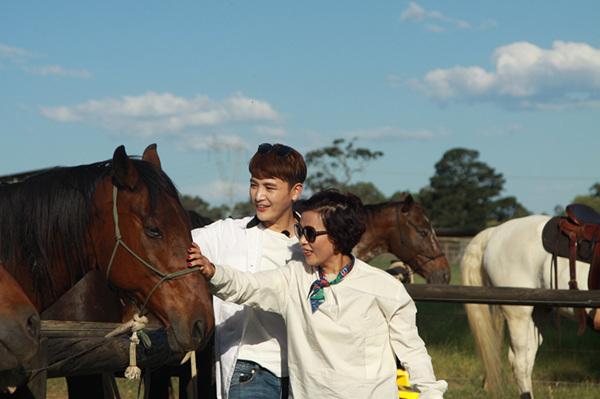 《爸妈》遭遇疯狂农场  孝草孙坚变身铲屎官