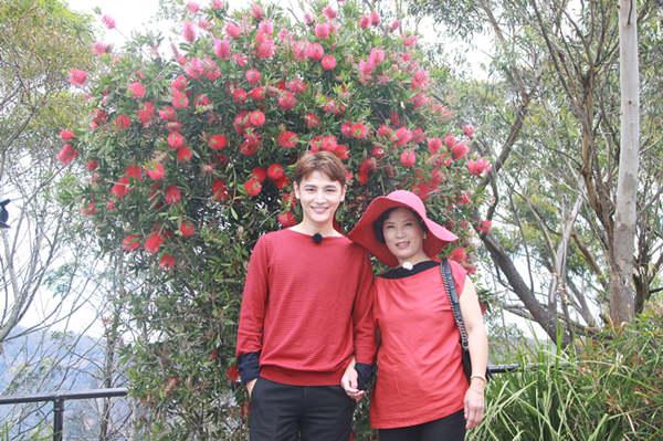 《爸妈》遭遇疯狂农场  孝草孙坚变身铲屎官