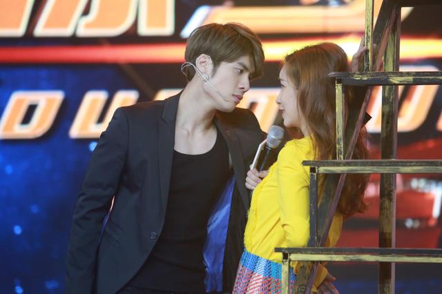 《花漾梦工厂》录制 秦海璐遭香港演员“强吻”