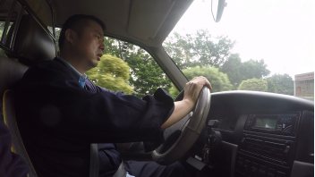 《你会怎么做》乘客打车忘带钱 的哥免费送回家