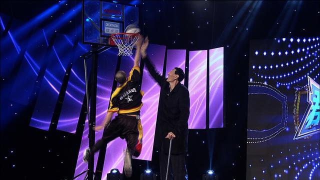 《群英会》2.36米“巨人”探手取物救海豚