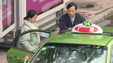 《你会怎么做》乘客打车忘带钱 的哥免费送回家