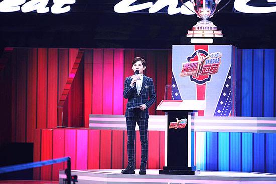 何炅加盟《来吧冠军》调侃乃爸“小区发球王”