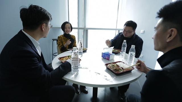 罗永浩带鲁豫参观锤子科技 自称有社交恐惧症