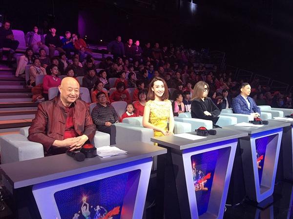 宋宁《群英汇》秀“舞功” 傲人长腿强吸睛