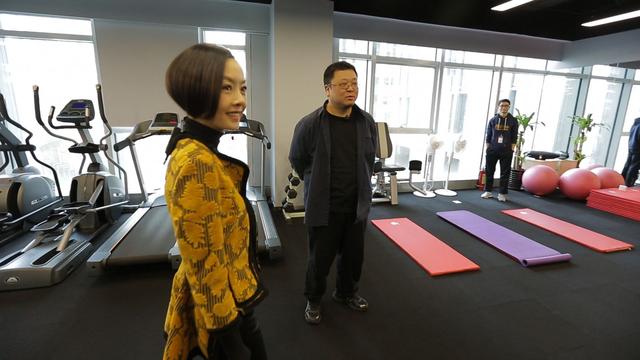 罗永浩带鲁豫参观锤子科技 自称有社交恐惧症