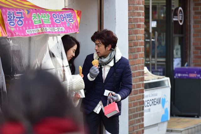 “橙汁CP”首尔街头甜蜜“发糖” 宋智孝变娇羞