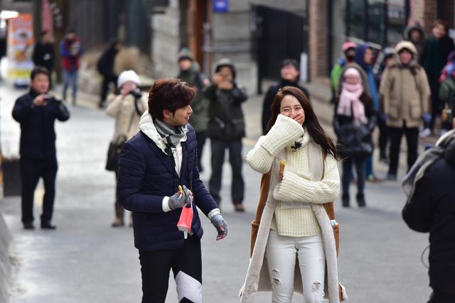 “橙汁CP”首尔街头甜蜜“发糖” 宋智孝变娇羞