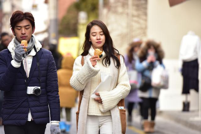 “橙汁CP”首尔街头甜蜜“发糖” 宋智孝变娇羞