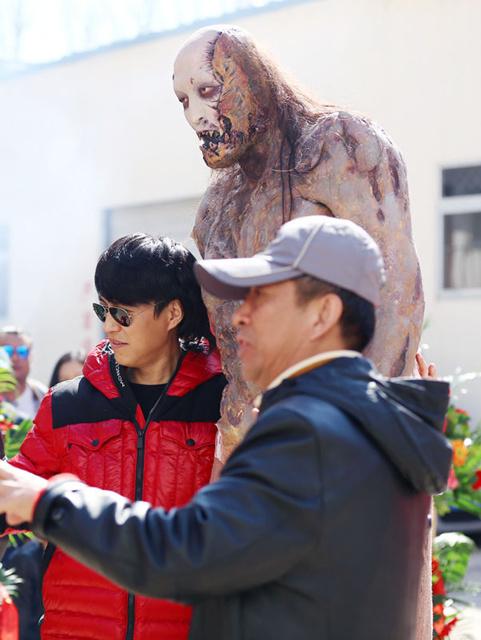 网剧《鬼吹灯》开机  胡八一靳东开撕“红犼”