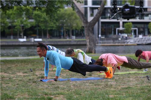 《带着爸妈2》印小天亲示台步 获赞帅气逼人