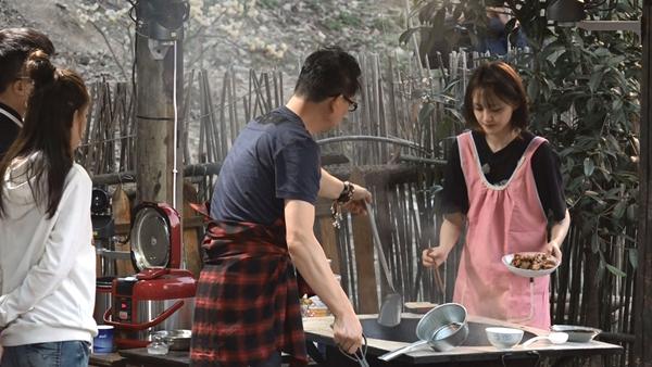 《孝子》郑爽做饭被围观 厨艺出众获“料理王”