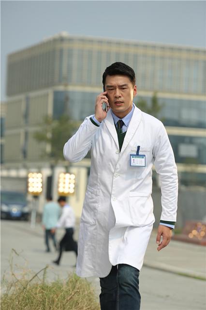 王耀庆化身暖男医生 与蒋雯丽上演柏拉图之恋