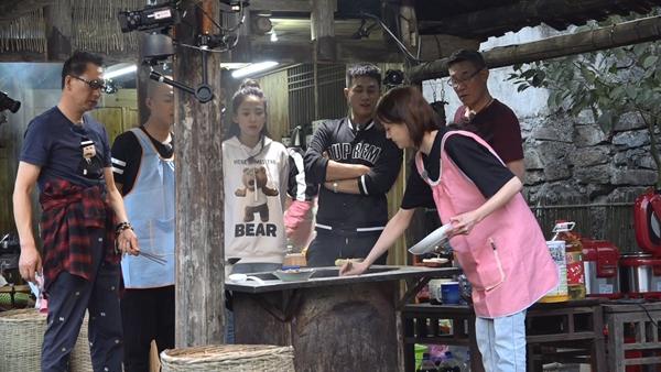 《孝子》郑爽做饭被围观 厨艺出众获“料理王”