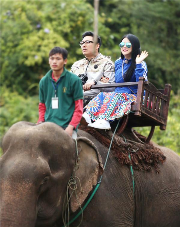 萌翻！李湘骑大象如女王出巡 袁咏仪变身袁三岁