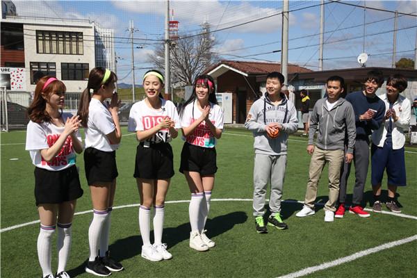 SNH48成员日本上演制服诱惑 与宅男大玩躲球赛