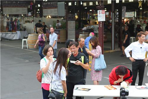 《带着爸妈2》谢依霖显吃货本性 吃遍墨尔本