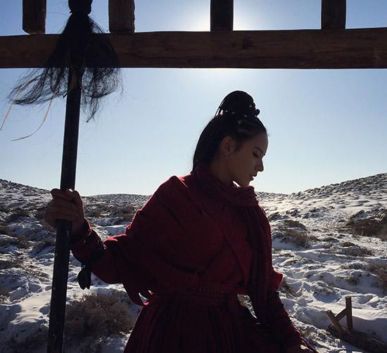 张予曦《奇星记》杀青 打戏受伤手掌显淤青