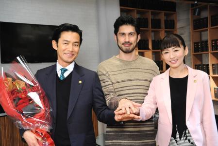 平井坚为竹野内丰新剧《无敌的律师》唱主题曲