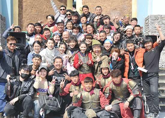 张予曦《奇星记》杀青 打戏受伤手掌显淤青