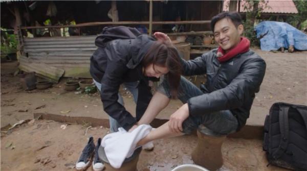 袁咏仪为张智霖洗脚 母爱泛滥称其像魔童