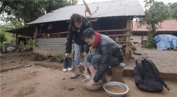 袁咏仪为张智霖洗脚 母爱泛滥称其像魔童