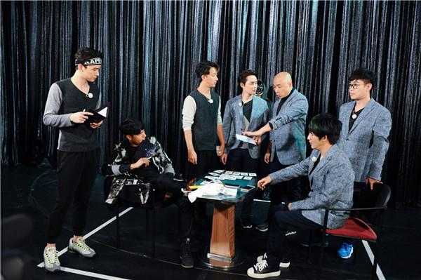 颜霸笑霸两队继续PK 尹正大玩变装徐峥叛变？